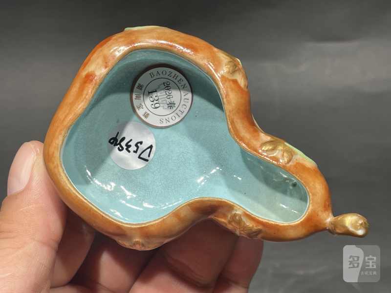 清乾隆 粉彩癞瓜葫芦形水洗（带原木座） - 图6